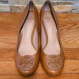 Tory Burch tan leather block heel pumps